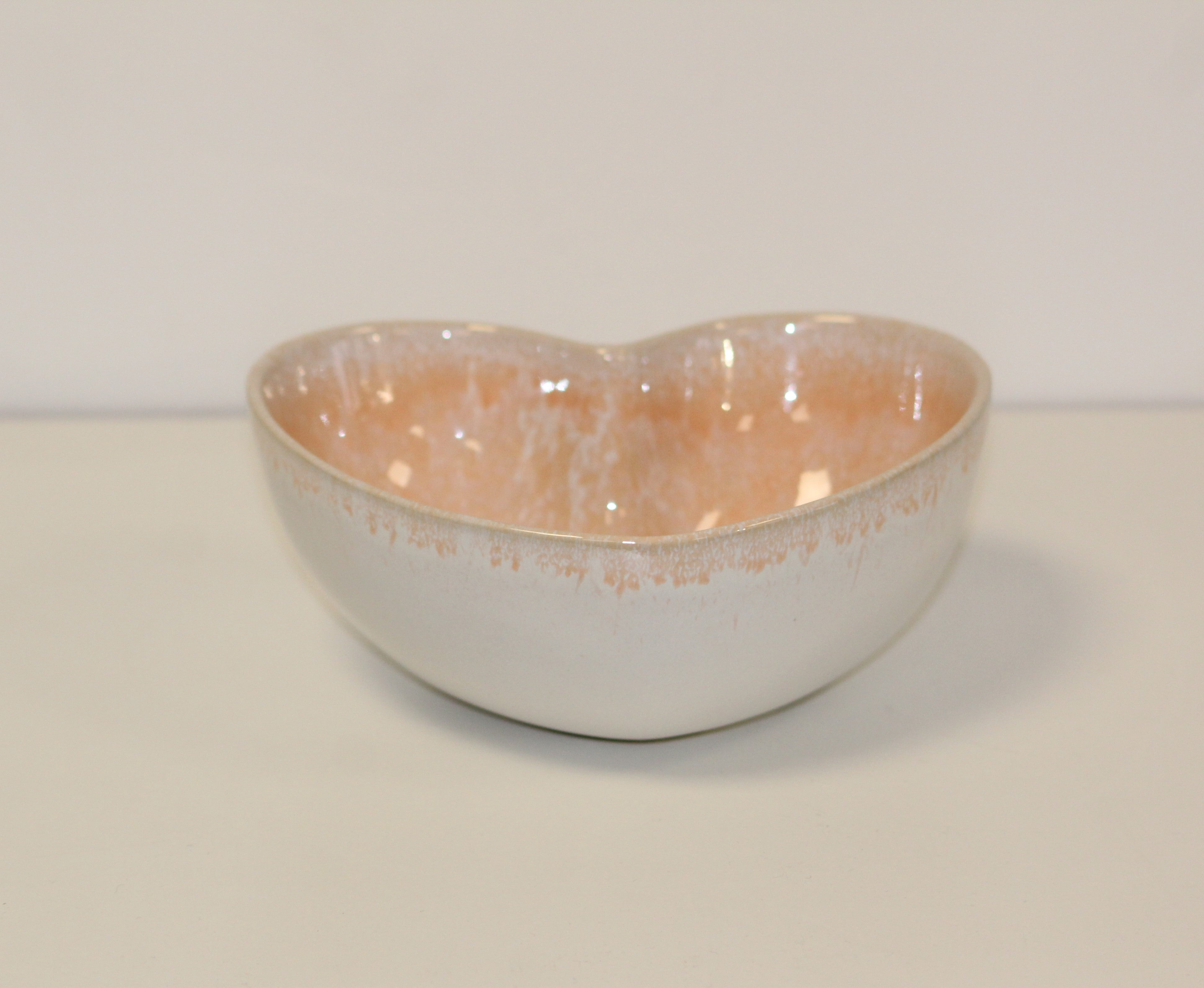 Calma Ceramics | Herzschale | weiß/ apricot